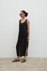 Sukienka MAXI z rozcięciami w kolorze BLACK - AIR-M/L. Czarne sukienki Marsala, na co dzień, na lato, l, bez wzorów, z jeansu, eleganckie, bez kołnierzyka, bez ramiączek, maxi, proste. Za 259.90 zł.