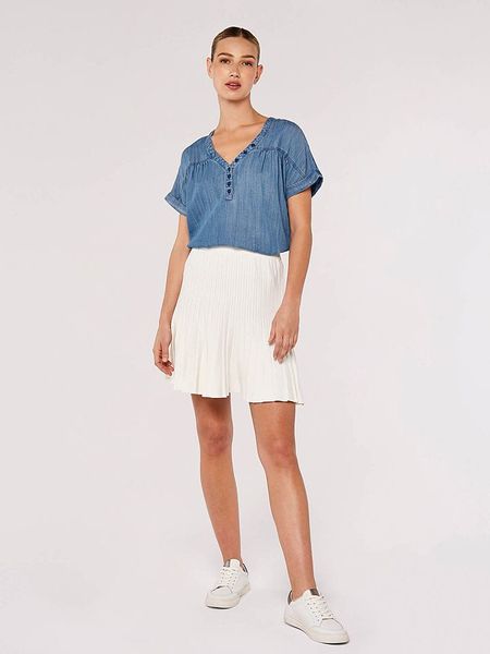 Apricot Bluzka w kolorze niebieskim rozmiar: M. Niebieskie bluzki Apricot, m, bez wzorów, z lyocellu, bez kołnierzyka, bez ramiączek. Za 73.95 zł.