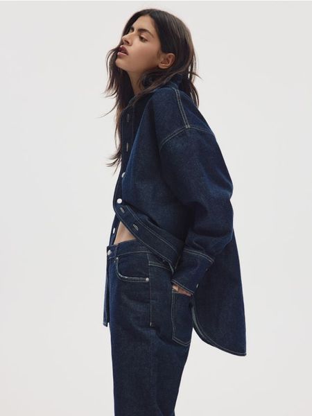 Jeansy straight leg - granatowy. Niebieskie jeansy Reserved, bez wzorów. W wyprzedaży za 59.99 zł.