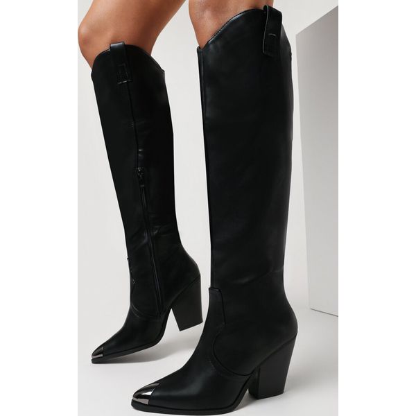 Czarne Kozaki Hemfyr. Czarne kozaki Born2be, ze szpiczastym noskiem, bez obcasa, na obcasie, bez zapięcia. Za 159.99 zł.