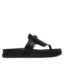 Japonki Guess. Czarne klapki Guess, z aplikacjami, bez obcasa. Za 549.99 zł.