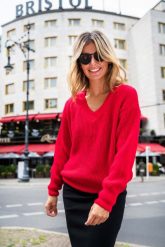 Klasyczny Sweter z Dekoltem w Szpic - Pomarańczowy. Brązowe swetry MOE, l, bez wzorów, z materiału, bez ramiączek. Za 208.90 zł.
