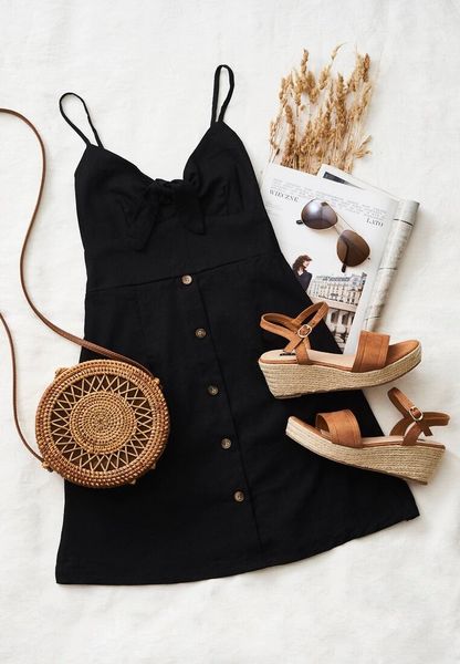 Czarna Sukienka Vida Loca. Czarne sukienki Renee, na spacer, na lato, l, bez wzorów, bez kołnierzyka, bez ramiączek, mini, trapezowe. Za 89.99 zł.