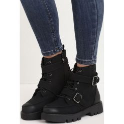 Czarne Zamszowe Botki Treat Better. Czarne botki Born2be, bez wzorów, z zamszu, bez obcasa, na płaskiej podeszwie, bez zapięcia. Za 79.99 zł.