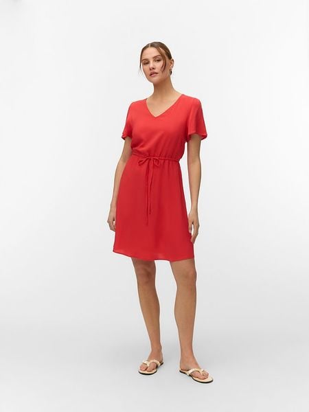 Vero Moda Sukienka w kolorze czerwonym rozmiar: M. Czerwone sukienki Vero Moda, m, bez wzorów, z wiskozy, bez kołnierzyka, bez ramiączek, mini. Za 90.95 zł.