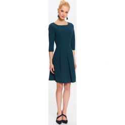 SUKIENKA FIT AND FLARE Z RĘKAWEM 3/4. Zielone sukienki TOP SECRET, na jesień, bez wzorów, eleganckie, bez kołnierzyka, bez ramiączek, rozkloszowane. W wyprzedaży za 99.99 zł.