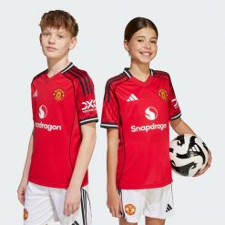 Koszulka Manchester United 25/26 Home Jersey. Czerwone bluzki Adidas, bez wzorów, z jersey, sportowe, bez kołnierzyka, bez ramiączek. Za 329.00 zł.