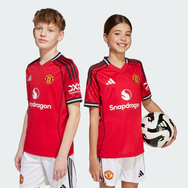 Koszulka Manchester United 25/26 Home Jersey. Czerwone bluzki Adidas, bez wzorów, z jersey, sportowe, bez kołnierzyka, bez ramiączek. Za 329.00 zł.