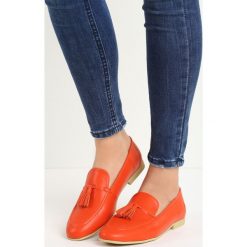 Czerwone Mokasyny Sevela. Czerwone mokasyny Born2be, bez wzorów, ze skóry, z okrągłym noskiem, bez obcasa. Za 29.99 zł.