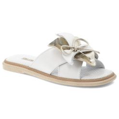 Klapki damskie Artiker, cholewka ze skóry naturalnej wsuwane z elegancką kokardą, białe, 58C3415. Białe klapki Artiker, bez wzorów, ze skóry, bez obcasa. Za 189.00 zł.