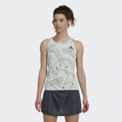 Damski klub tenisowy graficzny tank top adidas. Zielone koszulki sportowe Adidas, bez wzorów, bez ramiączek, tenisowe. W wyprzedaży za 175.25 zł.