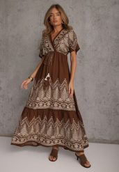 Brązowa Rozkloszowana Sukienka z Wiskozy Zdobiona Metalicznym Haftem Boho Harmiolea. Brązowe sukienki Renee, na co dzień, m, z aplikacjami, z wiskozy, boho, bez kołnierzyka, bez ramiączek, maxi, proste. Za 139.99 zł.