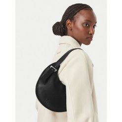 Torebka Calvin Klein. Czarne torebki klasyczne Calvin Klein, bez wzorów, bez dodatków. Za 449.99 zł.