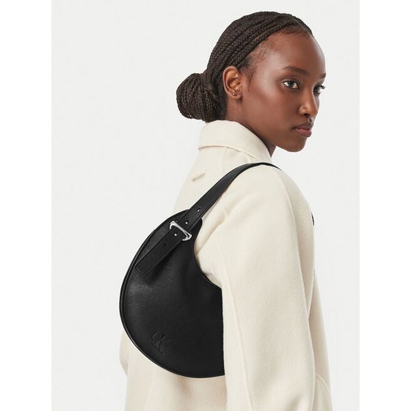 Torebka Calvin Klein. Czarne torebki klasyczne Calvin Klein, bez wzorów, bez dodatków. Za 449.99 zł.