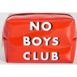 Kosmetyczka No boys club - Czerwony. Kufry i kosmetyczki Sinsay. Za 9.99 zł.