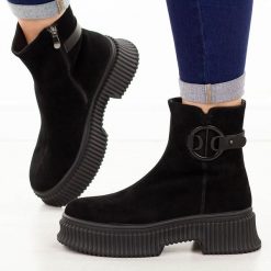 Czarne skórzane botki damskie T.Sokolski 519. Czarne botki Sokolski, na jesień, z aplikacjami, z polaru, z okrągłym noskiem, bez obcasa, na płaskiej podeszwie, bez zapięcia. Za 399.00 zł.