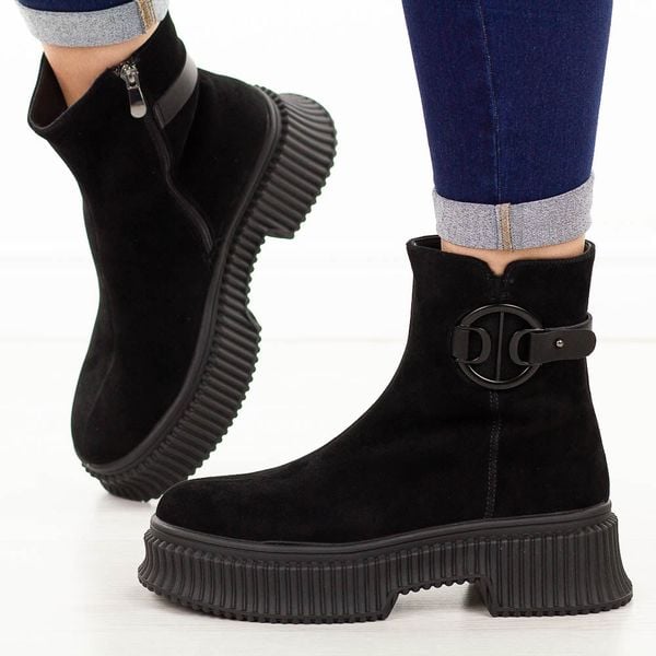 Czarne skórzane botki damskie T.Sokolski 519. Czarne botki Sokolski, na jesień, z aplikacjami, z polaru, z okrągłym noskiem, bez obcasa, na płaskiej podeszwie, bez zapięcia. Za 399.00 zł.