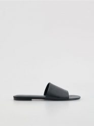 Klapki ze skóry owczej - czarny. Czarne klapki Reserved, bez wzorów, ze skóry, bez obcasa. Za 159.99 zł.