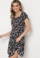 Granatowa Bawełniana Sukienka z Dekoltem Typu Hiszpanka i Lekką Falbanką Hannesia. Niebieskie sukienki Born2be, na co dzień, na lato, l, bez wzorów, z bawełny, eleganckie, bez kołnierzyka, bez ramiączek, mini. Za 34.99 zł.