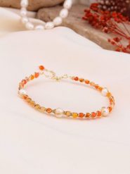 Pierres de Jade Pozłacana bransoletka z perłami i kryształami rozmiar: onesize. Białe bransoletki Pierres de Jade, z kryształem, pozłacane. Za 43.99 zł.