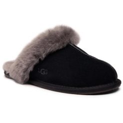 Kapcie Ugg. Czarne obuwie domowe UGG, bez wzorów, bez zapięcia. Za 419.99 zł.