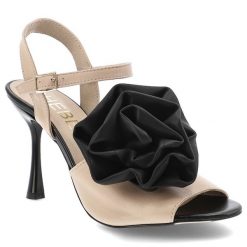 Beżowe Sandały Chebello Eleganckie Obuwie Damskie Na Szpilce. Brązowe sandały CheBello, bez wzorów, z lakierowanej skóry, eleganckie, bez obcasa, na obcasie, bez zapięcia. Za 559.00 zł.