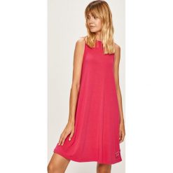 Tommy Jeans - Sukienka. Czerwone sukienki Tommy Jeans, na co dzień, m, bez wzorów, z dzianiny, casualowe, bez kołnierzyka, bez ramiączek, midi, proste. W wyprzedaży za 229.90 zł.