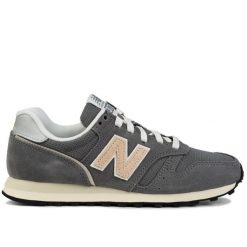 Buty damskie sportowe do chodzenia New Balance. Białe obuwie sportowe New Balance, bez zapięcia, trekkingowe. W wyprzedaży za 329.00 zł.