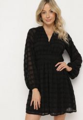 Czarna Błyszcząca Sukienka o Rozkloszowanym Kopertowym Kroju z Odkrytymi Plecami Issanea. Czarne sukienki Born2be, l, z aplikacjami, eleganckie, bez kołnierzyka, bez ramiączek, mini, kopertowe. Za 159.99 zł.