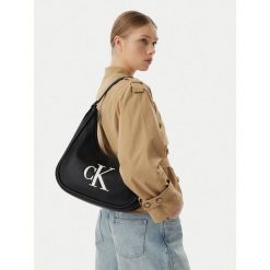 Torebka Calvin Klein. Czarne torebki klasyczne Calvin Klein, bez wzorów, bez dodatków. Za 529.99 zł.