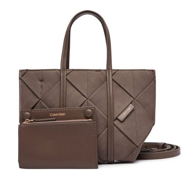 Torebka Calvin Klein. Brązowe torebki klasyczne Calvin Klein, bez wzorów, bez dodatków. Za 489.99 zł.