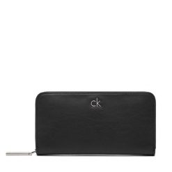 Duży Portfel Damski Calvin Klein. Czarne portfele Calvin Klein, bez wzorów. Za 269.99 zł.