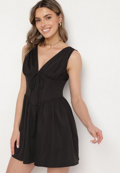 Czarna Sukienka Vices o Rozkloszowanym Kroju z Wiązaniem Foliseia. Czarne sukienki Born2be, na co dzień, na lato, l, bez wzorów, z jeansu, eleganckie, bez kołnierzyka, bez ramiączek, rozkloszowane. Za 109.99 zł.