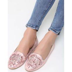 Różowe Lordsy Lucky Me. Czerwone baleriny Born2be, z aplikacjami, ze skóry, z okrągłym noskiem, bez obcasa, na płaskiej podeszwie. Za 49.99 zł.