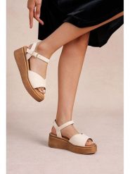 Foreverfolie Sandały w kolorze beżowym na koturnie rozmiar: 37. Brązowe sandały Foreverfolie, bez wzorów, z otwartym noskiem, bez obcasa, na koturnie, bez zapięcia. Za 104.99 zł.