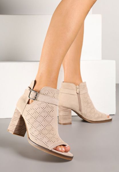 Beżowe Ażurowe Sandały w Stylu Botków na Słupku z Ozdobną Klamrą Turaria. Brązowe sandały Renee, w ażurowe wzory, eleganckie, bez obcasa, na obcasie, bez zapięcia. Za 129.99 zł.