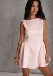 Różowa Rozkloszowana Sukienka o Eleganckim Kroju Podkreślającym Talię Aikamna. Czerwone sukienki Renee, l, bez wzorów, eleganckie, bez kołnierzyka, bez ramiączek, mini, dopasowane. Za 199.99 zł.