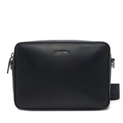 Torebka Calvin Klein. Czarne listonoszki Calvin Klein, bez wzorów, bez dodatków. Za 219.99 zł.