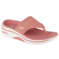 Japonki damskie, Go Walk Arch Fit 2.0 Sandal - Carrie. Czerwone klapki Skechers, bez wzorów, bez obcasa. Za 249.99 zł.