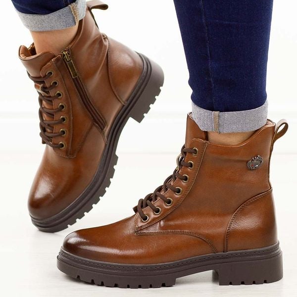 Camelowe botki damskie na traperze Potocki 19324. Brązowe botki POTOCKI, na jesień, bez wzorów, z jeansu, z okrągłym noskiem, bez obcasa, bez zapięcia. W wyprzedaży za 183.20 zł.