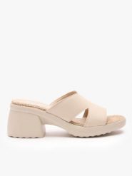 Kremowe klapki na obcasie z masywnym spodem. Brązowe klapki Ryłko, bez wzorów, ze skóry, z okrągłym noskiem, bez obcasa, na obcasie. Za 279.99 zł.