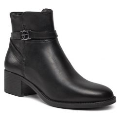 Botki Tamaris. Czarne botki Tamaris, bez wzorów, bez obcasa, na słupku, bez zapięcia. Za 479.99 zł.