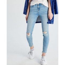 Jeansy skinny z efektem uszkodzenia - Niebieski. Jeansy Sinsay. Za 79.99 zł.