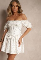 Biała Sukienka Vices Ozdobiona Wiązaniem Falbankami i Bufkami z Kwiatami Tolilea. Białe sukienki Renee, l, bez wzorów, bez kołnierzyka, bez ramiączek, mini. Za 119.99 zł.