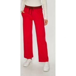 Scotch & Soda - Spodnie. Czerwone spodnie materiałowe Scotch & Soda, na co dzień, m, bez wzorów, z dzianiny, z podwyższonym stanem. W wyprzedaży za 219.90 zł.
