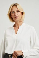 Gładka elegancka koszula biała. Białe koszule MOODO, l, bez wzorów, z poliesteru, eleganckie, bez kołnierzyka, bez ramiączek. W wyprzedaży za 53.99 zł.