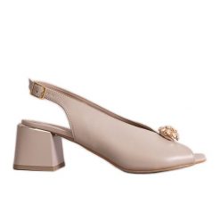 Beżowe sandały na słupku skórzane Karino beżowy. Brązowe sandały bez wzorów, eleganckie, bez obcasa, na słupku, bez zapięcia. Za 372.99 zł.