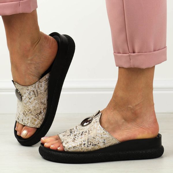 Złote skórzane klapki damskie na platformie T.Sokolski 480. Żółte klapki Sokolski, z aplikacjami, ze skóry, bez obcasa, na platformie. Za 249.00 zł.