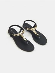 Sandały z ozdobną aplikacją z kryształków - czarny. Czarne sandały Sinsay, z aplikacjami, bez obcasa, bez zapięcia. Za 49.99 zł.