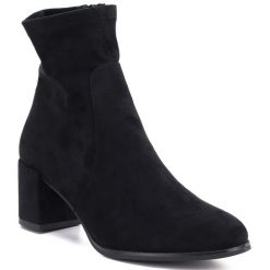 Botki damskie na słupku czarne Sergio Leone BT-55. Czarne botki Sergio Leone, bez wzorów, ze skóry ekologicznej, bez obcasa, na słupku, bez zapięcia. Za 169.99 zł.